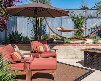 Ocean Beach Garden Cottage - Cozy Coastal Retreat - سان دييغو - شرفة مرصوفة