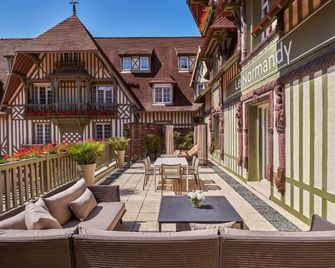 Hôtel Barrière Le Normandy Deauville - דואו-וויל - פטיו