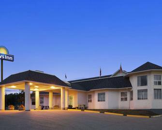 Days Inn by Wyndham Hinton - Hinton - Rakennus