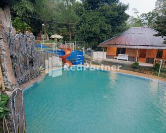 Pesona Endah Alam Hijau Wanayasa Redpartner - Purwakarta - Piscina