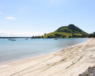 Aotahi - The Star of the Mount - Tauranga - Strand