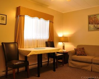 Rosedale Motel - Summerland - Wohnzimmer