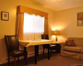 Rosedale Motel - Summerland - Salon