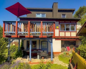 How in heaven, colorful house on a hill with stunning views of the Ederta - Hatzfeld - Building