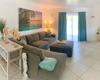 Bright and Beachy 2Bed 1Bath Home - Unit 210 - 可可比奇 - 客廳