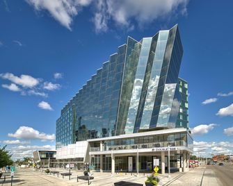 DoubleTree by Hilton Edmonton Downtown - Edmonton - Building