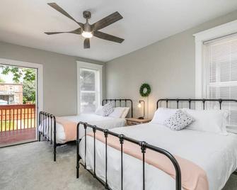4167 Shaw B · Freshly Renovated, Walk to the Botanical Gardens - St. Louis - Bedroom