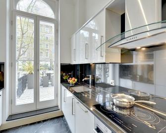 Claverley Court - London - Kitchen