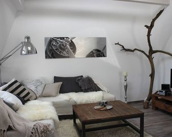 Loft im Turmhaus am Weissen Hirsch - דרזדן - סלון