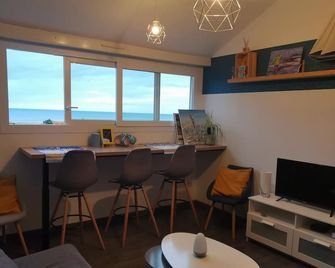 Feet in the water, head in the clouds - Courseulles-sur-Mer - Dining room