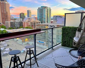 Luxury Dt, 2 Bedroom Deal, Private Balcony, Full Kitchen, Gym - Free Parking - Calgary - Balcony