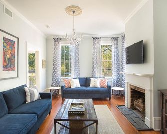 Chic Townhome For The Entire Family Near River Street By Lucky Savannah - Savannah - Pokój dzienny