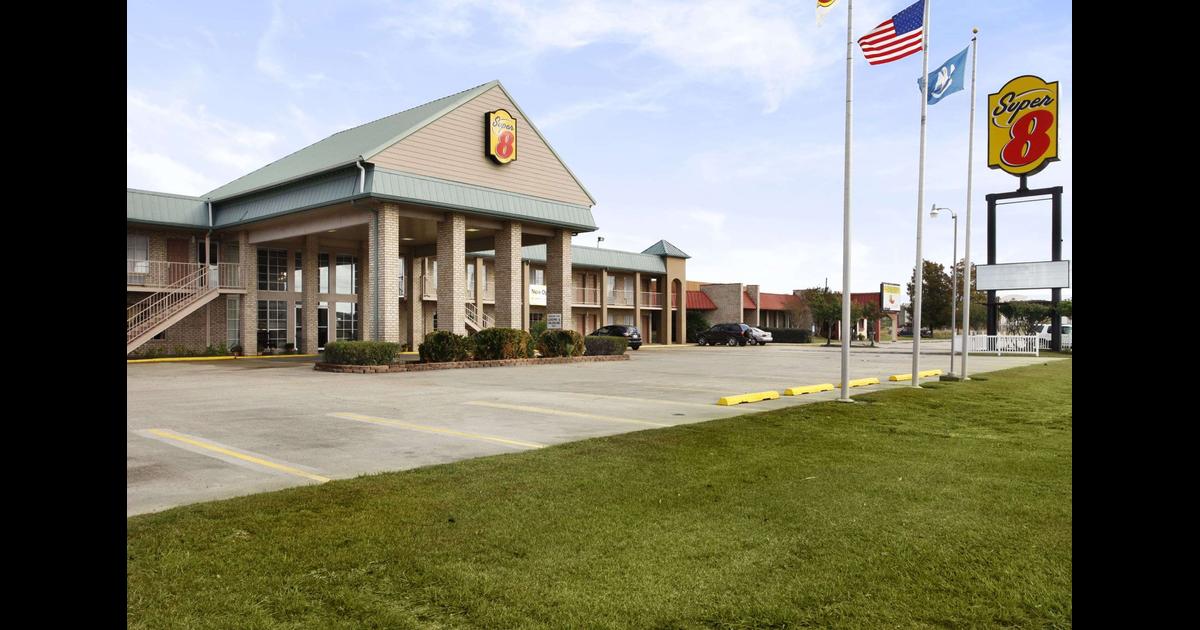 Super 8 by Wyndham New Iberia, New Iberia, LA - Compare Deals