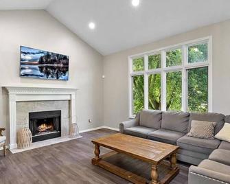 Spacious 4-bedroom house with WiFi, AC in charming Commerce Twp - Commerce Township - Sala de estar