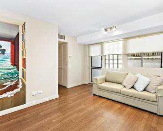 Camargue Beachfront Apartments - Maroochydore - Living room