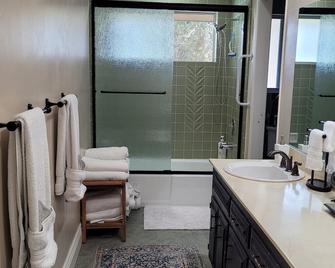 Spanish Hacienda in Wine Country - Pool- Game Room- Fire Pit-Private - Ramona - Baño
