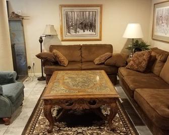 3 Bed 2 Bath Sleeps 8 Next To Rifle Falls State Park & Rifle Mountain Park - Rifle - Living room