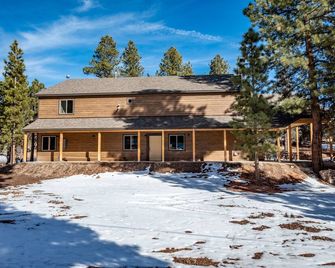 Cabin Lodge at Panguitch Lake Sleeps 18, wifi, good roads, year round access - Panguitch - Building