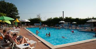 阿西西翠綠鄉村酒店 - 阿西西 - 阿西西 - 游泳池