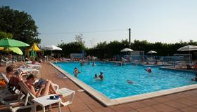 Green Village Assisi - Assisi - Bể bơi