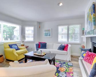 Only A 7 Minute Walk To The Beach! - Bethany Beach - Living room
