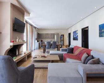 Luxurious 3-Bedroom Seaside Retreat Fully Renovated in 2025 - Glyfada - Obývací pokoj