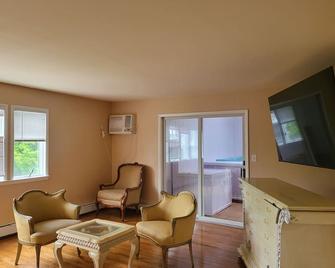 Spacious 4-bedroom house with WiFi, fitness room in amazing Bay Shore - Bay Shore - Living room
