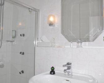 Romantik Hotel Schmiedegasthaus Gehrke - Bad Nenndorf - Bathroom