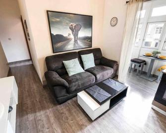 Olivias - Qormi - Sala de estar