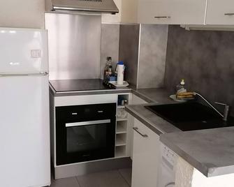 Pleasant, quiet apartment in town center, 2 minutes from the beach, shops and port. - Sainte-Maxime - Cocina