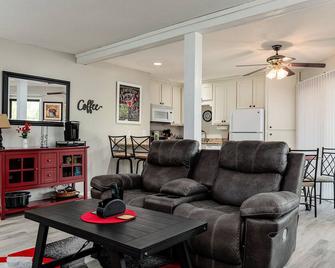 Charming 2 Bed 2 Bath 1st Floor Condo in Foxfire with Golf Course View - Foxfire - Living room
