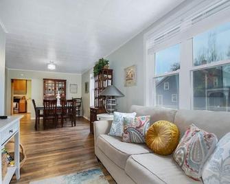Pet friendly one bedroom home close to everything! - Manistee - Living room