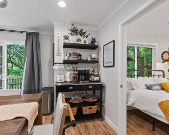 Spacious Stylish Modern Daylight Basement Retreat King Bed Office - Bellevue - Beaux Arts Village