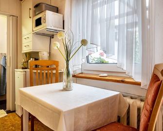 Studio Apartment 'Ferienzimmer Norbi Stralsund' with Private Terrace and Wi-Fi - Stralsund - Dining room