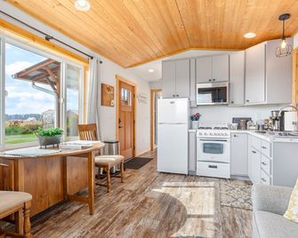 The Little Farmhouse at Oostema Farmstead - Lynden - Kitchen