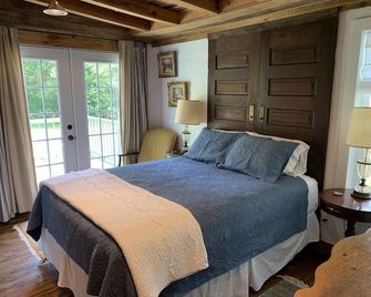 Remodeled French Country Style Cottage Close to Hiking Trails and Hot Springs - Hot Springs - Bedroom