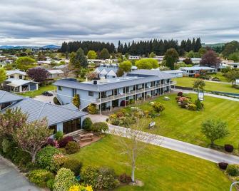 Lakeside Motel & Apartments - Te Anau - Building