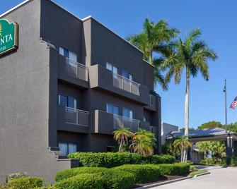 La Quinta Inn & Suites by Wyndham Ft. Myers-Sanibel Gateway - Fort Myers - Edificio