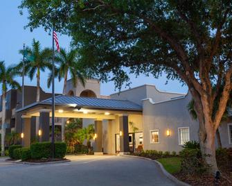 La Quinta Inn & Suites by Wyndham Ft. Myers-Sanibel Gateway - פורט מאיירס - בניין