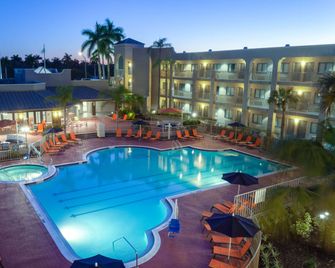 La Quinta Inn & Suites by Wyndham Ft. Myers-Sanibel Gateway - Fort Myers - Piscina