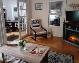 Cozy Home Near Private Beach , Close To New Haven Area Colleges Hospitals - Branford - Pokój dzienny