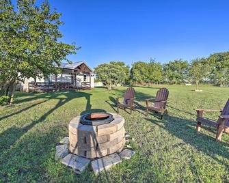 Day Trip to Waco and Temple House on Cattle Farm - Bruceville-Eddy - Patio