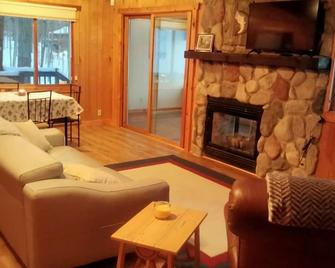 Cabin on the lake, and trails! - Birchwood - Living room