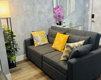 Cozy Getaway Near Beaches& Casinos home In Hollywood, Fl - Hollywood - Living room