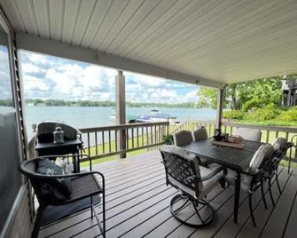 Live & Love Life on the Lake at Sunset Cottage! - Howe - Balkon