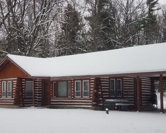 Lake Access! Twin Birch Resort - Kodiak Cabin - Honor