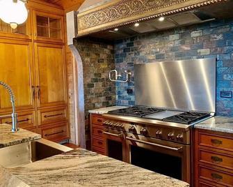 Luxury Ritter Lodge - Little Falls - Kitchen