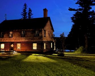 Classic Canadian Log home on a private lake, with acres to explore! - Piopolis - Building