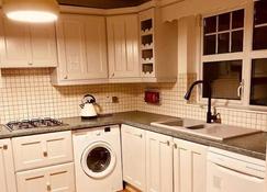 Beautiful 3-Bed House in Londonderry - Londonderry - Kitchen