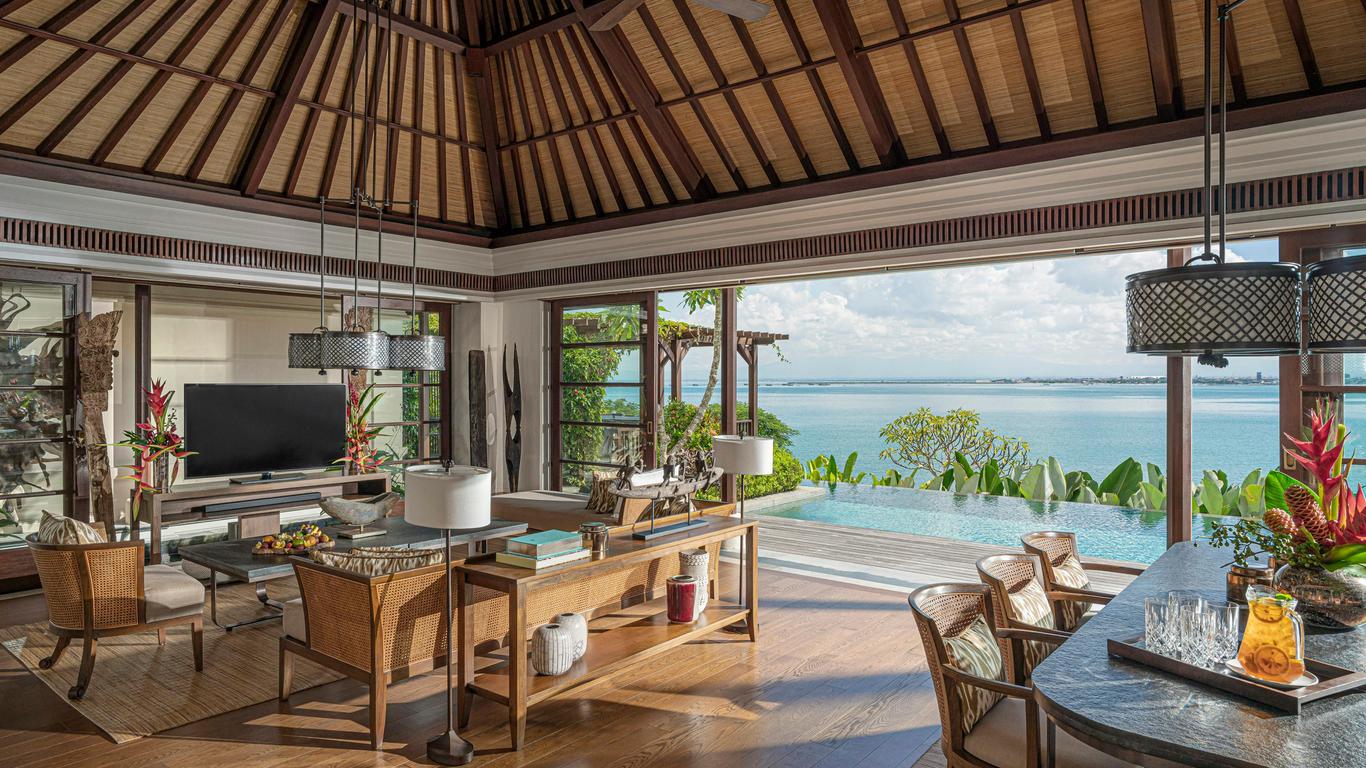 منتجع فور سيزونز بالي في خليج جيمباران